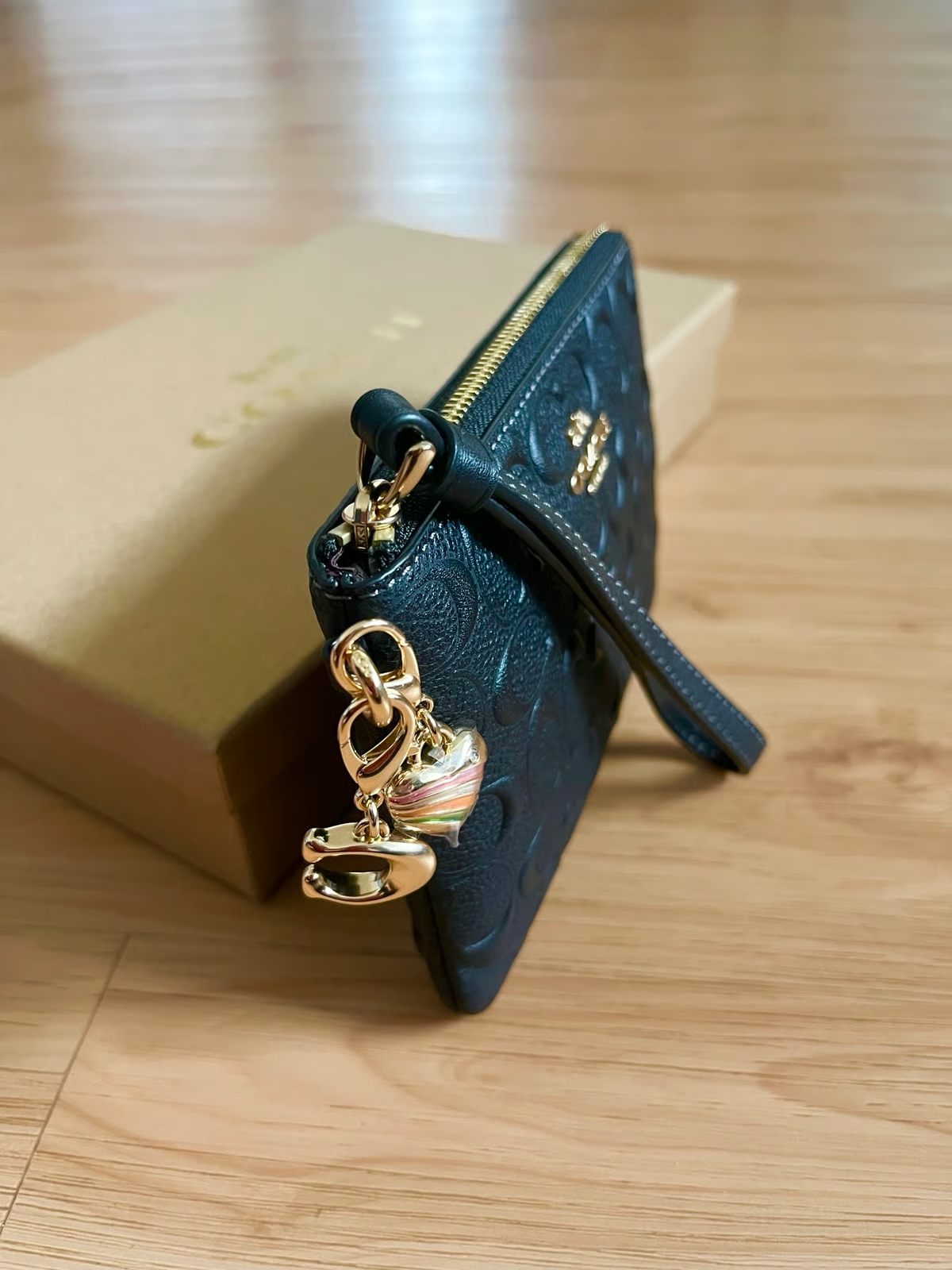 Monedero Coach Boxed Signature Corner Zip Wristlet With Charms